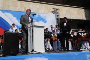 Астраханские патриоты празднуют День Государственного флага России